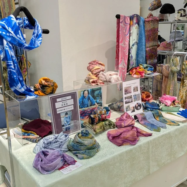 本日より地元の橿原近鉄百貨店に出展いたします。⠀
⠀
⠀
期間:04/23(水)-04/29(火)	⠀
場所:【奈良】近鉄百貨店橿原店 5Fリビング⠀
「染美堂pop up」⠀
⠀
例年より一月ほど遅れてしまいましたが、地元で出展いたします。工房から一番近いお店です。⠀
⠀
今回は母の日でダブルストールを広告に載せていただきました。小さいけど存在感がありワンポイントにぴったりです。⠀
最近はネクタイ代わりに使う男性も多いです。⠀
⠀
※23日は表向きはクローズですが入店はできます。⠀
⠀
橿原近鉄チラシ
https://d-kintetsu.meclib.jp/kashihara20250424/book/#target/page_no=1
⠀
-----------------------⠀⠀⠀⠀⠀⠀⠀
2025イベント予定⠀⠀
⠀
◆04/23(水)-04/29(火)	⠀
【奈良】近鉄百貨店橿原店 5Fリビング⠀
「染美堂pop up」⠀
⠀
◆05/07(水)-05/13(火)	⠀
【奈良】近鉄百貨店奈良店 5Fリビング特設会場⠀
「染美堂pop up」⠀
⠀
◆05/14(水)-05/19(月)	⠀
【静岡】松坂屋静岡店 8F催事場⠀
「日本の職人展」⠀
⠀
◆05/14(水)-05/20(火)	⠀
【大阪】近鉄百貨店上本町店 8Fリビング⠀
「匠の三人展」⠀
⠀
◆05/21(水)-05/27(火)	⠀
【滋賀】近鉄百貨店草津店 2Fプラグスマーケット⠀
「涼を感じる暮らしの深呼吸コレクション」⠀
⠀
◆05/22(木)-05/28(水)	⠀
【福岡】小倉井筒屋　本館8F⠀
「第13回　技・匠　職人の技展」⠀
-----------------------⠀⠀⠀⠀⠀⠀⠀⠀⠀⠀
#近鉄百貨店　#近鉄百貨店橿原店　#大和八木⠀⠀⠀⠀⠀
⠀⠀⠀⠀⠀⠀⠀⠀⠀⠀⠀⠀⠀⠀⠀⠀⠀⠀⠀⠀⠀⠀⠀⠀⠀
#染色 #dyeing⠀⠀⠀⠀⠀⠀⠀⠀⠀⠀⠀⠀⠀⠀⠀⠀⠀⠀⠀⠀⠀⠀⠀⠀⠀⠀⠀⠀
#墨流し #墨流し染め #marbling #現代風墨流し⠀⠀⠀⠀⠀⠀⠀⠀⠀⠀⠀⠀⠀⠀⠀⠀⠀⠀⠀⠀⠀⠀⠀⠀⠀⠀⠀
#アート #アート好きな人とつながりたい #art #artwork⠀⠀⠀⠀⠀⠀⠀⠀⠀⠀⠀⠀⠀⠀⠀⠀⠀⠀⠀⠀⠀⠀⠀⠀⠀⠀⠀
#madeinjapan #工芸品⠀⠀⠀⠀⠀⠀⠀⠀⠀⠀⠀⠀⠀⠀⠀⠀⠀⠀⠀⠀
⠀⠀⠀⠀⠀⠀⠀⠀⠀⠀⠀⠀
⠀⠀⠀⠀⠀⠀⠀⠀⠀⠀⠀⠀⠀⠀⠀⠀⠀⠀⠀⠀⠀⠀⠀⠀⠀
#染美堂 #senbidou ⠀⠀⠀ ⠀⠀⠀⠀⠀⠀⠀⠀⠀⠀⠀⠀⠀⠀⠀⠀⠀⠀⠀⠀⠀⠀⠀⠀⠀⠀⠀⠀⠀
#葛城市⠀#奈良 #奈良県 #nara⠀⠀⠀⠀⠀⠀⠀⠀⠀⠀⠀⠀⠀⠀⠀⠀⠀⠀⠀⠀⠀⠀⠀
#職人展　#ハンドメイド　#handmade⠀